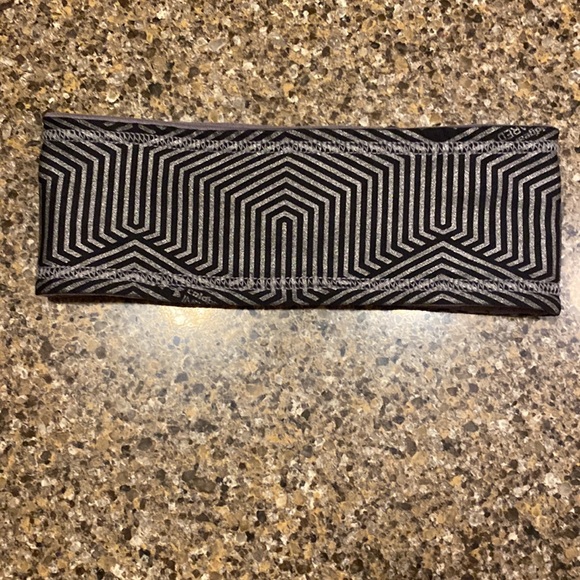 Reversible Head-wrap Ear-band to keep your ears covered and warm on cold days! - Picture 3 of 4